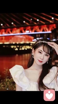 我的沙哑低音，不是刻意装的，
是天生自带的质感与温柔。
如果你累了、烦了、失眠了，
来听听我的声音，
也许一句话，就能让你安心。
 
 
很多人说我的声音很性感、很上头，
其实我只是擅长用最舒服的语调，
陪你说说话、听听歌、疗愈情绪。
不吵不闹，只安安静静陪着你。
 
 
深夜最适合听低音，
也最适合把心事说出来。
我是苍耳倾听，
沙哑又温柔，会唱歌、会倾听、会安抚。
你愿意把今天的委屈，讲给我听吗？
 
 
声音是有温度的。
我的沙哑低音，
暖得踏实，撩得克制，
治愈你的不安，放松你的紧绷。
心情不好，找我就对了。
 
 
你多久没有安安静静听一个人说话了？
我是苍耳倾听，
低沉、沙哑、有磁性，
不鸡汤、不套路，只真心陪伴。
偶尔还能为你轻声唱首歌。
 
 
成年人的情绪，
大多只能藏在深夜里。
没关系，我懂。
我的沙哑低音，
就是你最安全的情绪出口。
 
 
不是所有声音都能让人安心，
但我的沙哑低音可以。
听过的人，都说一听就放松、一听就上瘾。
心情不好，来找我聊聊天。
 
 
压力大、失眠、焦虑、心里堵得慌？
我用低沉性感的声音陪你，
慢慢说，慢慢放，慢慢治愈。
我是苍耳倾听，一直都在。
 
 
有些人喜欢甜妹，
有些人偏爱御姐，
但更多人，扛不住成熟沙哑的低音。
我不吵不闹，只温柔安抚，
偶尔唱歌给你听。
 
 
不用假装坚强，
不用硬撑懂事，
在我这里，你可以脆弱、可以难过、可以倾诉。
我的沙哑低音，永远稳稳接住你。
 
 
声音好听的人很多，
但既有质感又会安抚情绪的很少。
我是苍耳倾听，
沙哑低音、温柔治愈、会唱歌、懂倾听。
 
 
深夜不一定要熬夜，
也可以被一个好听的声音治愈。
我在这里，
用沙哑又性感的低音，
陪你度过每一个孤单夜晚。配图