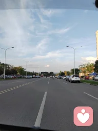 城市的傍晚，一半是烟火，一半是自由。