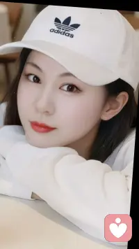 一家著名的大酒店里，一位客人在吃完最后一道茶点后，顺手将精美的陶瓷筷子悄悄地放入了自己的衣服口袋里。
服务员小姐看在眼里，不动声色地走了上去，双手捧着一个装有陶瓷筷子的盒子说：“我发现先生在用餐时，对我们的陶瓷筷子有爱不释手之意，非常感谢你对这种精美工艺品的喜爱。为了表示我们对您的感激之情，餐厅主管让我代表酒店，将这双经过严格消毒的筷子送给您，并以酒店的优惠价格记在您的账上，您看可以吗？”
客人瞬间明白了服务员的意思，在表达了感谢之后，说自己多喝了几杯酒，脑袋有些发晕，误将筷子放进了口袋。
说完，他取出口袋里的筷子恭敬地放回了餐桌上，接过服务员给他的盒子，不失风度地走向了付款处。
边界感高的人往往会这样点到为止地让对方摆脱困境。
《社交边界》