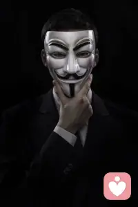 心理创伤者的隐形挣扎：那些不为人知的身心信号

经历过深度心理创伤的人，往往呈现出复杂、矛盾，旁人难以理解的状态。
他们未必当众崩溃痛哭，反而异常冷静克制，看起来比谁都“正常”。

心理层面的隐形创伤

• 情感抽离：情绪陷入空白，无法感知喜怒哀乐，甚至模糊自我认知，不知道自己是谁。

• 高度警觉：对声音、眼神、语气极度敏感，身体时刻紧绷备战，无法真正放松。

• 羞耻感内化：从不说“我遭遇了什么”，只反复问“是不是我不够好”，把伤害全部归罪于自己。

• 时间感错位：创伤从未过去，始终停留在当下，仿佛此刻仍在经历伤害。

• 自我分裂：内心出现一个冷漠的旁观者，看着受苦的自己，像看一个陌生人。

行为层面的矛盾表现

• 极端自律或彻底失控：用极致规律压制情绪，或用自伤、成瘾、暴食宣泄痛苦。

• 难以建立亲密关系：不是不想靠近，而是无法信任。有人走近，就触发危险预警，本能逃离。

• “我没事”成了口头禅：真实意思是——我已经遍体鳞伤，求你别再盯着我了。

• 对“安全”失去感知：大脑无法识别安全，只依赖“熟悉”，而熟悉的往往是混乱、忽视与伤害。

身体层面的创伤记忆

• 身体隐性记忆：大脑刻意遗忘，身体却全部记得。胃记得，腰背记得，每一寸都记得。

• 慢性躯体疼痛：偏头痛、肠胃不适、不明原因酸痛，都是身体在求救。

• 睡眠障碍与闪回：不止是噩梦，而是反复重新经历创伤，被梦魇、睡眠瘫痪反复折磨。

写给创伤者与旁观者
他们最怕的从不是痛苦，而是痛苦从未被看见。
最深的创伤，不是“当时发生了什么”，而是“发生了，却没人在意”。
他们不是脆弱，是独自活在一场无人看见的战争里。

创伤不是一个故事，是刻在神经系统里的真实伤口。
不会因一句“想开点”自愈，却会在被看见、被接纳、被温柔对待中慢慢愈合。

要知道，这些从来都不是你的错。
你本就值得被爱，不必等到“好起来”那一天。

#心理创伤 #情绪疗愈 #自我成长 #人格面具