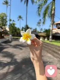 慢慢才明白，运气从来不是上天的偏爱，而是可以慢慢经营出来的温柔福报。
心理学家怀斯曼，用十年时间做了一场关于运气的漫长研究。
原来好运从不是虚无的玄学，而是一种后天可以修炼的生活状态，是思维，也是习惯。什么是运气呢?
大概就是，在平凡琐碎的日子里，拥有抓住美好，接住机遇的能力。
想要被生活温柔眷顾，其实就做好三件事就够了。
试着把自己的生活圈子放宽一点吧。
不要永远被困在两点一线的日子里，固定的路线，固定的人和环境，慢慢就会错过很多惊喜。偶尔换一条路回家，去陌生的地方走走，认识新的朋友。
当脚步走得远一点，心宽一点，缘分和好运，才会慢慢向你靠近。
学会活得松弛一点，不必事事紧绷，不必凡事都带着太强的目的。
太焦虑，太匆忙的时候，眼睛只会盯着想要的结果，反而会忽略身边藏起来的善意和机会。
心态柔软松弛的人，更容易感知美好，也更容易被生活馈赠惊喜。
面对不如意和糟心事，试着换一种心境释怀。不必沉溺在委屈和内耗里，不必反复纠结已经发生的遗憾。
允许事情不完美，庆幸一切没有更糟，及时放下坏情绪，及时和过往和解。
不被霉运困住心境，才能一直保有热爱，去迎接下一场春暖花开。
分享几个慢慢养运气的小习惯，温柔坚持，就会慢慢发光：
每天记下三件小小的幸运，慢慢养成感知美好的能力；
偶尔打破一成不变的生活，给自己一点新鲜感；待人温和，心怀善意，主动一点，真诚一点，缘分都是慢慢积攒来的。很喜欢一句话：
随缘惜缘，不攀不附，不讨好，不疏远。
好好沉淀自己，好好热爱生活，把自己活得靠谱，温柔且有力量。
成年人最好的风水，从来不是求来的，是修来的。
你只管安静扎根，慢慢变好，时间会馈赠你所有的好运与偏爱。
#治愈系自然风景 #温柔治愈瞬间 #心灵疗愈