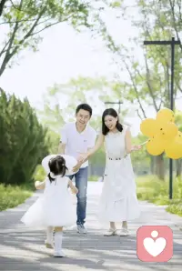 健康关系的起点，不是“你让我完整”，而是“我已趋近完整，于是可以与你分享我的丰盈”。这意味着，我们需要把目光从伴侣身上收回来，先致力于完成自己的内在工程：疗愈旧伤，建立稳定的自我价值，学会与自己安然相处。当你内在足够充实，你便不再需要从对方那里榨取爱与关注。你给出的爱，才是纯净的、无负担的。配图