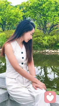 我常常因为拙劣的文笔配不上内心激荡的感受而保持沉默，该怎么形容这种感觉呢，我说不出来，大概是我善于感受，但拙于表达，我像是一座盛满细腻感知的孤岛，能感知道周围所有流动的情绪，但却始终无法将内心翻涌的波澜递向外界，不是所有的感受都能够用准确的文字去表达，于是有了词不达意，我想，我大概是一个很无聊的人吧。配图
