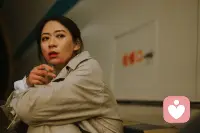 弃猫效应

被抛弃过的猫，再被收养会格外乖巧顺从，不是懂事，是怕再被丢掉。

人也一样。
受过冷落、被放弃过，就容易在关系里小心翼翼、拼命讨好，不敢提要求，不敢做自己，只害怕再次失去。

别让过去的伤，让你弄丢了被好好爱的底气。配图