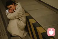 弃猫效应

被抛弃过的猫，再被收养会格外乖巧顺从，不是懂事，是怕再被丢掉。

人也一样。
受过冷落、被放弃过，就容易在关系里小心翼翼、拼命讨好，不敢提要求，不敢做自己，只害怕再次失去。

别让过去的伤，让你弄丢了被好好爱的底气。配图