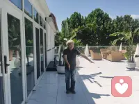 罗Sir，老罗，罗佑嘉：

你卸下舞美行囊，人生剧目就此收官退场。
能认识你，是我此生幸事之一。
你食言了，你答应我活着回京的。你一定很痛吧？
我昨晚梦见你了，花白头发，呲牙咧嘴的笑。
若干年后，我们再见。
一路走好[合十][合十][合十]