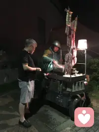 罗Sir，老罗，罗佑嘉：

你卸下舞美行囊，人生剧目就此收官退场。
能认识你，是我此生幸事之一。
你食言了，你答应我活着回京的。你一定很痛吧？
我昨晚梦见你了，花白头发，呲牙咧嘴的笑。
若干年后，我们再见。
一路走好[合十][合十][合十]