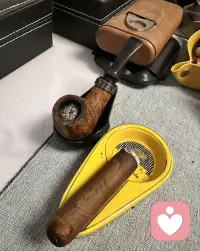嗨，老罗：

武岳捎来两杯咖啡，一杯予你，一杯送我。可惜我素来喝不惯美式的苦香，便替你收下这份惦念。

今日笑你贪嘴馋食、惜身恋俗，嬉笑数落从没停过，往后你再也不用受病痛煎熬。倘若惦念，想要何物，入梦细说就好。

老朋友，我爱你。

我、武岳、豹龟、辉哥悉数安好，相约闲时常相聚小酌闲谈。唯独偌大北京城，从此缺了你的身影，处处空余念想。