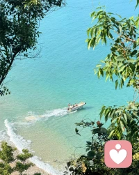 生活偶尔风浪，心事总难安放。
我是一名情感倾听师，
秒回信息，耐心倾听，不评判不敷衍，
像大海一样，静静接住你的所有不开心。