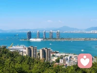 海浪能抚平礁石，时光能打磨锋芒。
生活再难，也像大海一样——
有风浪，更有远方与朝阳。
别一个人硬扛，
我在这里，做你安静的倾听者，
秒回陪伴，陪你熬过低谷，一起乘风破浪。