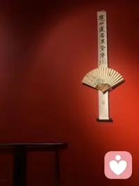 任何时候都不要期待改变别人，
就像下雨你可以选择打伞或者打车，
唯独不能跟雨较劲。
向外求求而不得，
向内求生生不息