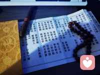 人生道场
 
人生的道场，不过春秋几载，匆匆俯仰之间，便已尘霜满鬓。
不如借甲修真，卸去俗务纷扰，抛开是非牵绊，
心随云起，意任风驰，行至水穷，坐看云起。
不困于情，不乱于心，不畏将来，不念过往，
但求一身坦荡，一世自在，活得清醒，过得痛快。