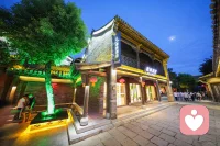 三年学说话，一生学闭嘴。
想说则说，不想则缄，随心而不随意。
祸从口出，会言令人笑，不善言辞惹人跳；
说者本无心，听者却有意。
少语方显沉稳，缄默自带神秘，行事更易顺遂。
置身旁观者，方能洞察世事，看清本质。
你说的风光，未必有人真心喝彩；
你诉的苦难，未必有人真正援手。
假话、恶言讲得多了，终会成真，反噬自身。