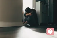 第三期《内心的杂音》
 
      ——停止胡思乱想，放过自己
 
他总会因为一句话、一个眼神，纠结一整天。
 
别人随口的评价，他反复琢磨；
一点小事没做好，就陷入自我否定，
夜里不停回想，越想越烦躁，彻夜难眠。
 
心里全是挥之不去的杂念，
明明什么都没做，却累到极致。
 
过度敏感、被杂念困扰，
私信我，帮你清理内心内耗。