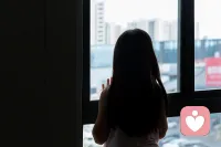 第六期《被否定长大的孩子》
 
      ——原生家庭的伤，要用一生自愈
 
她，从小活在父母的否定里。
做得好，被说运气而已；做错了，被当众指责没用。
习惯性被比较、被打击、被泼冷水，
长大后明明很优秀，却总觉得自己不够好。
 
遇事容易自卑，害怕犯错，不敢被夸奖，
习惯讨好别人、害怕让人失望。
那些从小积累的否定，悄悄刻进性格里，变成深层自卑。
 
原生带来的内耗，不必自己硬扛。
深陷自卑、走不出童年阴影，
私信我，帮你慢慢和解、接纳自己。