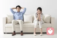 第七期《无话可说的夫妻》
 
——沉默，是婚姻最大的消耗
 
一对结婚多年的夫妻，住在同一个屋檐下。
白天各自忙碌，晚上面对面玩手机，没有分享，没有交流。
遇事不沟通，委屈不诉说，矛盾习惯性冷战，
觉得说了也没用，慢慢选择闭口不提。
 
看似平淡安稳，实则早已渐行渐远。
很多感情不是突然破碎，
是一次次沉默、一次次回避，慢慢耗光爱意。
冷漠比争吵更伤人，距离比误会更可怕。
 
婚姻陷入冷战、渐行渐远，
不知道怎么开口修复，私信我，帮你们重新搭建沟通。