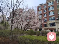 世界卫生组织公布的一项研究数据表明，平均每天能与父母共处两个小时以上的孩子，其智商要比那些没有和父母相处的孩子高。
不仅如此，那些长时间没有父母陪伴的孩子在成长过程中很容易表现出“情感饥饿”，从而刁蛮任性或者多疑胆怯。
这种陪伴无法用物质、祖辈或保姆的照料完全补偿。它所传递的“你很重要，我被你看见，我与你同在”的信息，是孩子构建健康自我、信任世界并发展潜能的基石。
