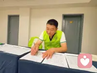 总有人问，什么样的恋爱才能越过越久，直到把“我”熬成“我们”？其实答案从不在“永远不吵架”的幻想里，而在每一次矛盾来临时，两个人选择的方向里——是盯着对方的错处，把“解决问题”变成“解决对方”，还是牵着彼此的手，一起把难题拆成两半分担。配图