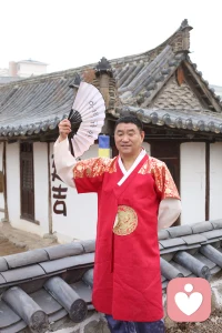 总有人问，什么样的恋爱才能越过越久，直到把“我”熬成“我们”？其实答案从不在“永远不吵架”的幻想里，而在每一次矛盾来临时，两个人选择的方向里——是盯着对方的错处，把“解决问题”变成“解决对方”，还是牵着彼此的手，一起把难题拆成两半分担。配图