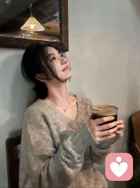 突然被这段话治愈了:“我会焦虑，但我也会被自己治愈。有山靠山，无山独担，我也有心事，但我没跟任何人说，因为我知道，非要让我说，我一定会掉眼泪。不要批判以前的自己，她当时一个人站在雾里也很迷茫，人生如棋，落子无悔，接受每个阶段的自己。千万不要让烦恼和焦虑毁了你本就不多的热情。别贪心,我们不可能什么都有，也别灰心，我不可能什么都没有。”