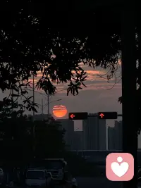 突然被这段话治愈了:“我会焦虑，但我也会被自己治愈。有山靠山，无山独担，我也有心事，但我没跟任何人说，因为我知道，非要让我说，我一定会掉眼泪。不要批判以前的自己，她当时一个人站在雾里也很迷茫，人生如棋，落子无悔，接受每个阶段的自己。千万不要让烦恼和焦虑毁了你本就不多的热情。别贪心,我们不可能什么都有，也别灰心，我不可能什么都没有。”