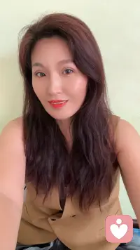 当我们把太多注意力放在“对方是否爱我”上时，很容易陷入一种向外索求的漩涡，慢慢迷失了自己的重心。这其实是很多人都会经历的心理状态——我们渴望被爱、被看见，却常常忘了先和自己的内心建立连接。也许你可以试着问自己：当我渴望对方爱我的那一刻，我真正需要的是什么？是安全感、归属感，还是对自我价值的确认？当我们能开始为自己提供这部分养分，关系反而会变得更加轻盈。你愿意多说说，最近是什么事情让你有了这样的感触吗？配图