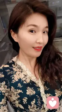 不要被小姨的外在诱惑，小姨喜欢夏天的太阳，暖暖的把身体的疲惫都晒没了，把心底的秘密给太阳晒晒配图