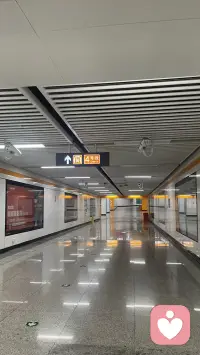 今天星期四，一个星期的工作快要完成了，每天5点半起床，两个小时的路程才到达工作的地方，这个星期的工作面对的是在校的学生，内心最大的感受是：愿每一位孩子的情绪都能被看见，虽然孩子的有些想法不符合成年人的思维，但是能被看见也是对孩子莫大的支持！