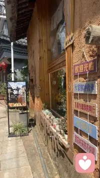 这个周末，小憩两天。
暂时放下赶路的匆忙，寻一间质朴小店，慢下来感受烟火。
生活不必一直紧绷，偷得片刻松弛，再继续前行。