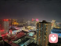 我觉得睡觉是治愈一切的良方，拉上窗帘，蒙上被子，睡个昏天黑地，醒来后觉得什么烦恼都没有了。后来发现对生活的期望也不过就是这些:吃好吃的，睡饱饱的觉，要是还能和喜欢的人在一起，身体健康，赚点小钱，那就超级无敌快乐了。配图