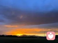 夕阳西沉，天空被染成绚烂的橘红色，宁静而美好。