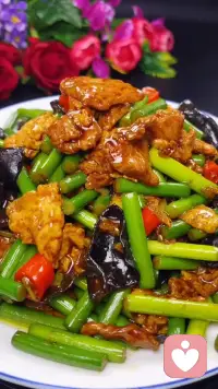周五的快乐，是下班后慢悠悠逛菜市场，挑点新鲜蔬果，回家做一顿简单又合胃口的晚餐。人间烟火气，最抚凡人心，平凡的小日子也可以过得有滋有味～配图