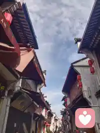 夜越深，感性越占上风。
我发现夜晚的倾诉者，通常不是想要一个答案，而是想要一份“被看见”的肯定。
如果你现在心里有场海啸，但不想让任何人知道，来这里。
匿名也好，胡言乱语也罢，我在听。配图