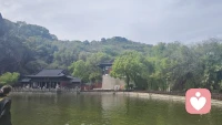 倾听是亲子关系的桥梁。少一些评判，多一些理解，尊重他她的节奏和感受。陪伴而非掌控，接纳而不苛求，你会发现，最好的状态藏在平和的日常里。