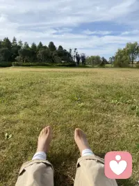 介绍下自己。40周岁，苏州大学医学影像毕业，从事超声工作8年多。18年辞职，经历过忧郁焦虑狂躁，自己作为来访者找过四位心理咨询师，第四位时间最长，四年左右，目前不需要心理咨询师了。平常也会和Deep seek豆包聊一聊。看过一些灵性方面的书籍，了解一些心理学，参加过杨定一的共修，他的书籍看过不少，与神对话，太傻天书，当下的力量，参禅步道，臣服实验，生命之书被讨厌的勇气，落在地球，全部的你等。自己在与情绪相处中，有些感悟。学过一些疗愈课程，正念冥想带领，自己坚持冥想有三年左右。还有写日记，写日记也是疏导情绪的方式。目前不怎么写了。希塔疗愈，颂钵，声音与意识的蜕变，舞动疗愈。在自然里静坐，发呆，放空，与自然亲密接触，融于自然，吸收天地宇宙灵气。自然疗愈。大概如此，伙伴们会对我有些了解。有需要的可以私信我。