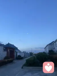 介绍下自己。40周岁，苏州大学医学影像毕业，从事超声工作8年多。18年辞职，经历过忧郁焦虑狂躁，自己作为来访者找过四位心理咨询师，第四位时间最长，四年左右，目前不需要心理咨询师了。平常也会和Deep seek豆包聊一聊。看过一些灵性方面的书籍，了解一些心理学，参加过杨定一的共修，他的书籍看过不少，与神对话，太傻天书，当下的力量，参禅步道，臣服实验，生命之书被讨厌的勇气，落在地球，全部的你等。自己在与情绪相处中，有些感悟。学过一些疗愈课程，正念冥想带领，自己坚持冥想有三年左右。还有写日记，写日记也是疏导情绪的方式。目前不怎么写了。希塔疗愈，颂钵，声音与意识的蜕变，舞动疗愈。在自然里静坐，发呆，放空，与自然亲密接触，融于自然，吸收天地宇宙灵气。自然疗愈。大概如此，伙伴们会对我有些了解。有需要的可以私信我。