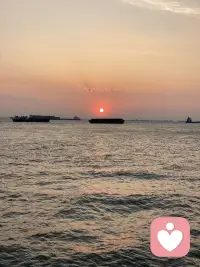 介绍下自己。40周岁，苏州大学医学影像毕业，从事超声工作8年多。18年辞职，经历过忧郁焦虑狂躁，自己作为来访者找过四位心理咨询师，第四位时间最长，四年左右，目前不需要心理咨询师了。平常也会和Deep seek豆包聊一聊。看过一些灵性方面的书籍，了解一些心理学，参加过杨定一的共修，他的书籍看过不少，与神对话，太傻天书，当下的力量，参禅步道，臣服实验，生命之书被讨厌的勇气，落在地球，全部的你等。自己在与情绪相处中，有些感悟。学过一些疗愈课程，正念冥想带领，自己坚持冥想有三年左右。还有写日记，写日记也是疏导情绪的方式。目前不怎么写了。希塔疗愈，颂钵，声音与意识的蜕变，舞动疗愈。在自然里静坐，发呆，放空，与自然亲密接触，融于自然，吸收天地宇宙灵气。自然疗愈。大概如此，伙伴们会对我有些了解。有需要的可以私信我。