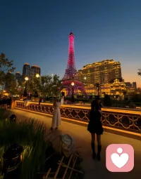 夜晚的海边,晚风卷着咸湿的海浪,月光铺在海面碎成星光。坐在沙滩听潮起潮落,心事被夜色温柔包裹,这一刻,只剩安静与辽阔。配图