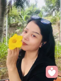 你的眼睛像星星一样明亮，哪怕被乌云暂时遮住，也依然在闪烁。难过的时候，不必假装坚强，眼泪是心灵在说话，它值得被温柔接住。你可以把心事说给风听，写给云看，或者画在纸上，又或者告诉我，我会静静的陪着你！配图