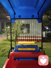 小时没机会玩的摇摇车，现在长大了却看到路边就有可以免费玩的，但是已经坐不下了🤔配图