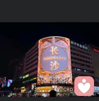 去买水，老板是个老大爷。
我：“老板，这瓶矿泉水多少钱？”
大爷：“两块。”
我递过去五块：“找我三块。”
大爷摸了摸口袋，一脸为难：“小伙子，我没零钱了，要不你再拿一瓶吧。”
我一想也行，就多拿了一瓶。
刚要走，大爷叫住我：“等一下，你还没找我钱呢！”
我愣了：“我拿了两瓶，一共四块，你该找我一块啊。”
大爷一拍脑袋：“哎呀，我老糊涂了！那你把那瓶水放下，我直接找你三块钱不就得了，绕这么大弯子。”
我默默放下一瓶水，接过三块钱，看着大爷一脸“我真聪明”的表情，半天没反应过来哪里不对。配图