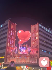 去买水，老板是个老大爷。
我：“老板，这瓶矿泉水多少钱？”
大爷：“两块。”
我递过去五块：“找我三块。”
大爷摸了摸口袋，一脸为难：“小伙子，我没零钱了，要不你再拿一瓶吧。”
我一想也行，就多拿了一瓶。
刚要走，大爷叫住我：“等一下，你还没找我钱呢！”
我愣了：“我拿了两瓶，一共四块，你该找我一块啊。”
大爷一拍脑袋：“哎呀，我老糊涂了！那你把那瓶水放下，我直接找你三块钱不就得了，绕这么大弯子。”
我默默放下一瓶水，接过三块钱，看着大爷一脸“我真聪明”的表情，半天没反应过来哪里不对。配图