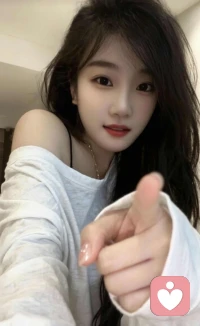 老板说：谁要敢跳进鳄鱼池并活着上岸，奖励100万，死了给五百万。大家都没人敢跳。
忽然“扑通”一声，一个人跳入池中。只见他被鳄鱼追赶着游得飞快，脸色苍白，拼了命地游上了对岸，接过100万后，他怒火冲天：是谁把老子推下去的？
他老婆笑着说：是我。
所以后来就有了那句：每个成功的男人背后，都有一个优秀的女人，关键时刻，能推你一把！