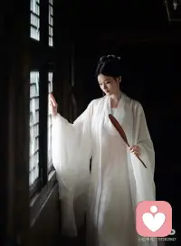 人很容易在高度同频的交谈里产生移情。
贪恋被读懂、惺惺相惜的氛围感，错把填补自身缺口的慰藉，当成宿命般的契合。
相逢惜缘即可，不必寄托全部情绪；
保持分寸自省，向外遇见知己，向内圆满自己。
——知禾｜情绪疗愈倾听