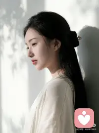 人很容易在高度同频的交谈里产生移情。
贪恋被读懂、惺惺相惜的氛围感，错把填补自身缺口的慰藉，当成宿命般的契合。
相逢惜缘即可，不必寄托全部情绪；
保持分寸自省，向外遇见知己，向内圆满自己。
——知禾｜情绪疗愈倾听