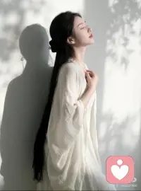 人很容易在高度同频的交谈里产生移情。
贪恋被读懂、惺惺相惜的氛围感，错把填补自身缺口的慰藉，当成宿命般的契合。
相逢惜缘即可，不必寄托全部情绪；
保持分寸自省，向外遇见知己，向内圆满自己。
——知禾｜情绪疗愈倾听