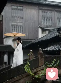 人很容易在高度同频的交谈里产生移情。
贪恋被读懂、惺惺相惜的氛围感，错把填补自身缺口的慰藉，当成宿命般的契合。
相逢惜缘即可，不必寄托全部情绪；
保持分寸自省，向外遇见知己，向内圆满自己。
——知禾｜情绪疗愈倾听
