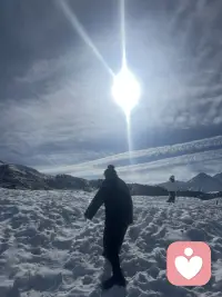 那些半路的辜负、无声的背叛，看似是伤害，实则是命运的筛选。它帮你过滤错的人，结束不合适的关系，让你从糊涂走向清醒。往事翻篇，一切都会慢慢变好。配图