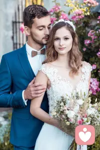 什么样的人适合结婚？有三个建议指标
1、第一个指标发生了激情之爱，二个人之间坠入了爱河，你爱他他爱你，或者有一个人先爱上了另一个人，对方反应也不错，我也能够爱你，真正发生爱情的适合结婚；
2、第二个指标发生了独占欲和排他欲，觉得双方对对方都有独占的要求，我不希望你再去跟别人，双方都有点排他感觉，即使周边还有一些合适的人，有一些更大的诱惑，我们也都拒绝了，都是这种就想独占对方，很排他，这种情况下适合结婚；
3、第三个指标两个人愿意建立长期的关系，都害怕失去对方，两个人都有那种万一他走了，万一分手了，我会非常难过，希望长厢厮守，一直白头到老，有了这种感觉，适合结婚。