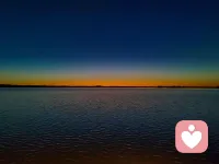 何来亏欠，我敢给就敢心碎

当我们极度悲伤时，身体会分泌大量压力激素，这些激素在短时间内浓度会达到正常值的30倍以上，高浓度激素直接毒害心肌细胞，导致左心室收缩异常，心脏泵血功能骤降，会带来真实的心痛感，伴随呼吸困难。

所以，生理上当我们受到伤害时，是真的会“心碎”💔

然而，更残忍的是，此时，最好的办法居然是把让我们痛的地方血淋淋地挖出来，摊在阳光下，在剧痛下一步步地挪着往前走，因为我们都知道生命精彩之处就在于它永远抱持着无比的韧性，而这世上有一个人可以拉你出沼泽，伴你渡江河，陪你立风雪，那就是你自己！

去学习，充盈内心，丰富思想，当你被生活打回原形，陷入泥潭时，它会给你一种内在的力量，让你悄悄成为你自己！

去运动，提升身体里血清素，内啡肽等快乐因子水平，在生理层面真实地、艰难地提升情绪，重新找到归属感！

慢慢地，你可能会回头看，发现那些悲伤已经被落下很远了～

共勉，宝贝们！
